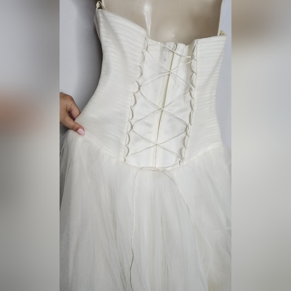 Elegant Ivory Lace/Zipper Multi Layered Wedding Dress - Picture 11 of 16